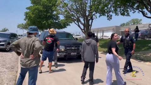 Anti-ICE protesters jumped on ICE vehicles as they left Glenn Valley with detainees in Nebraska