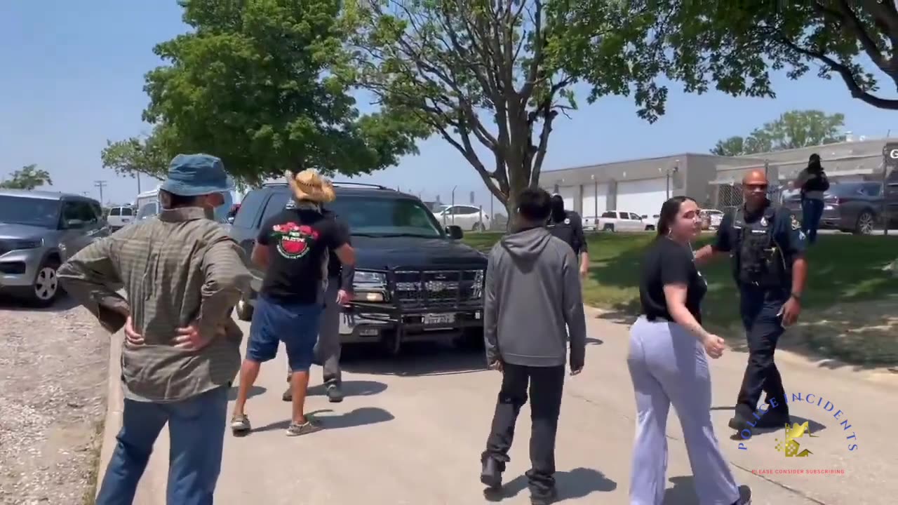 Anti-ICE protesters jumped on ICE vehicles as they left Glenn Valley with detainees in Nebraska