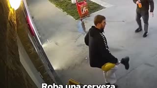 Roba una cerveza y se defiende con su pierna prostética cuando lo intentan confrontar