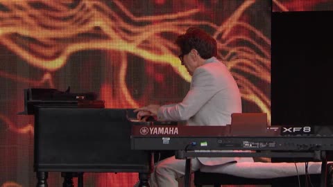 I Feel The Earth Move - Carole King (live)