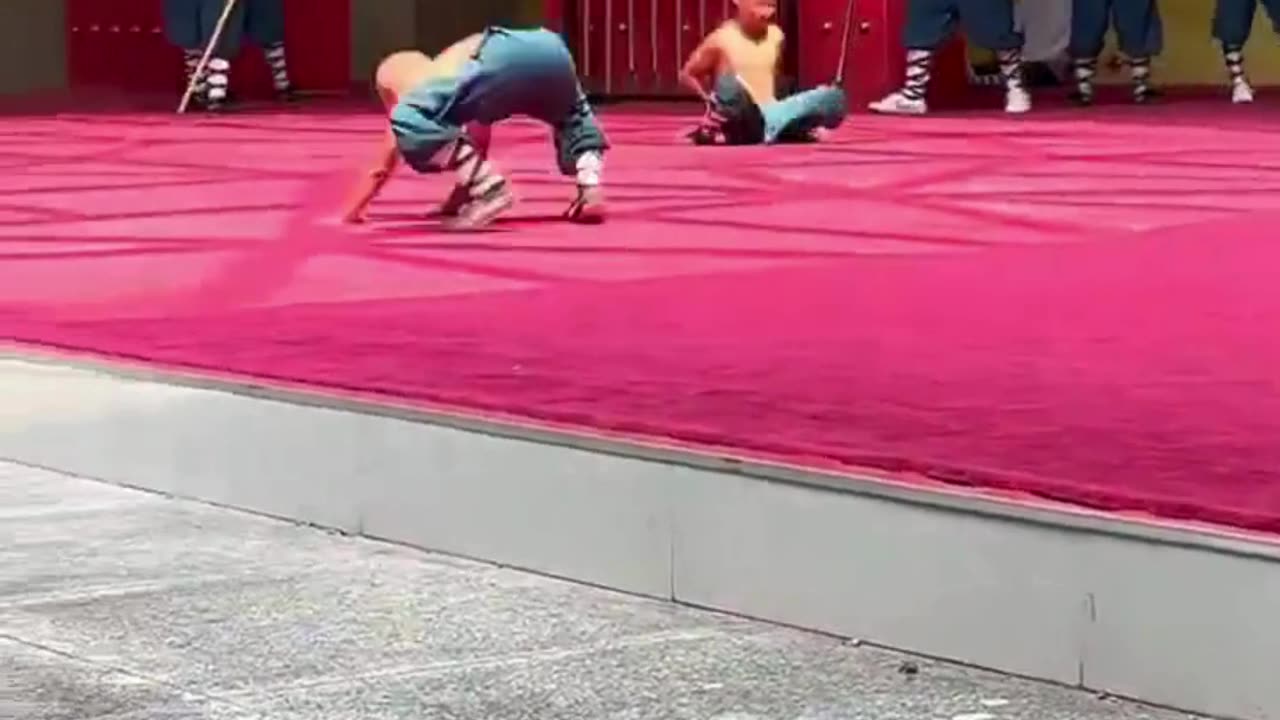 🐉 Shaolin Kid Showing Incredible Strength & Discipline 💪🔥#Shaolin 🥋 #MartialArts 🐉 #Discipline 💪