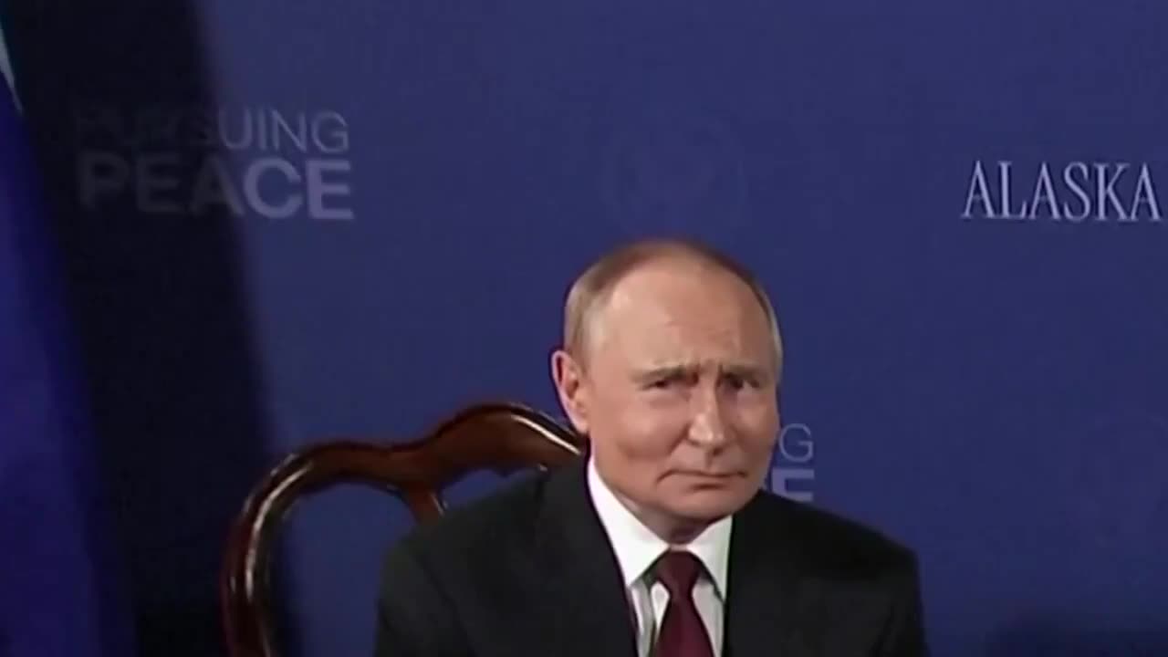 Putin makes faces as the press fires off questions