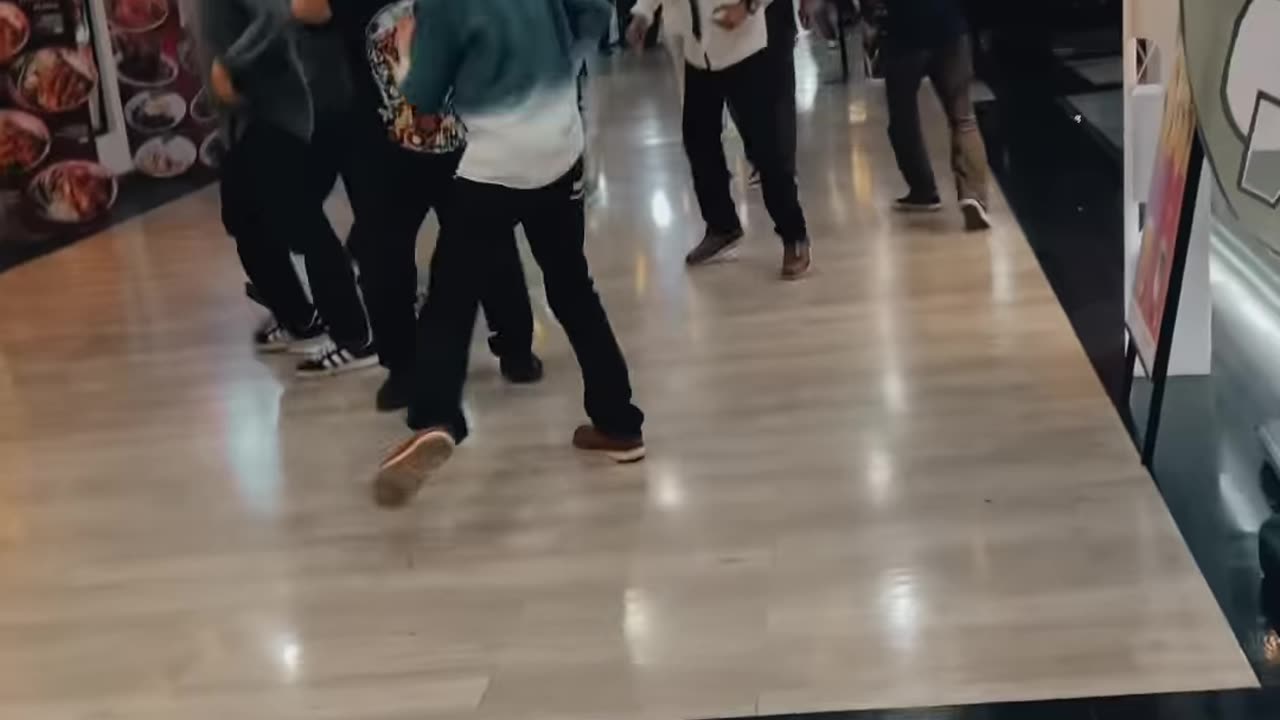 Watch How people where running during the huge shakes in bangkok Earthquake