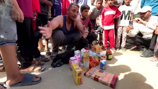 Thousands of Palestinians rush to receive aid boxes in Rafah