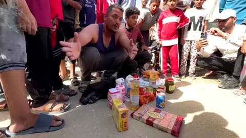 Thousands of Palestinians rush to receive aid boxes in Rafah