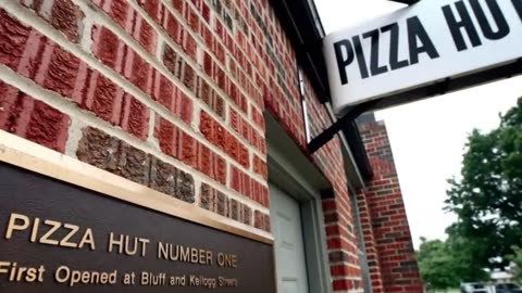 Did Pizza Hut’s First Customers Actually Eat in a Hut¿