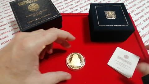 la moneta da 200 Euro di valore nominale in oro dello Stato della Città del Vaticano DOCUMENTARIO coniata dalla zecca dello Stato italiano a Roma perchè il Vaticano non ha la zecca propria utilizza quella dell'IPZS dell'Italia
