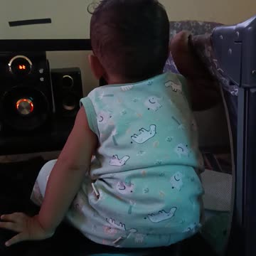 Nonton TV serius banget ini anak