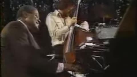 Oscar Peterson Trio - You Look Good To Me