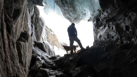 En una cueva de hielo hablando Quechua #nevado #apurimac #paz