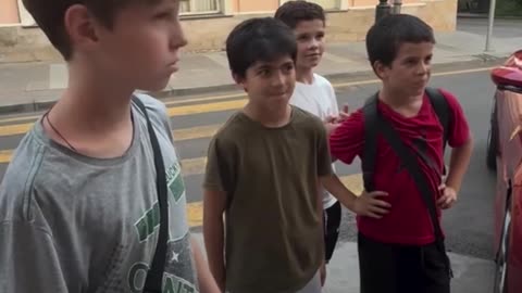 Niños en Moscú ganan fortuna limpiando vidrios de autos