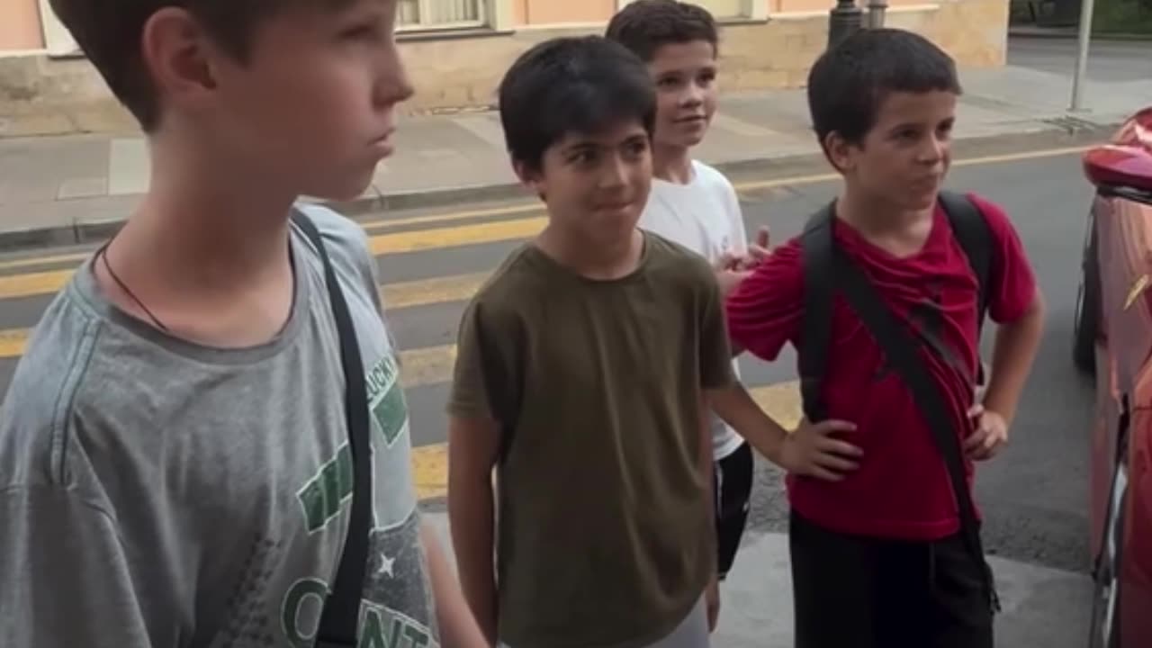 Niños en Moscú ganan fortuna limpiando vidrios de autos