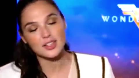 WOMEN EPIC REACTIONS TO CRISTIANO RONALDO SHIRTLESS IN PUBLIC!
