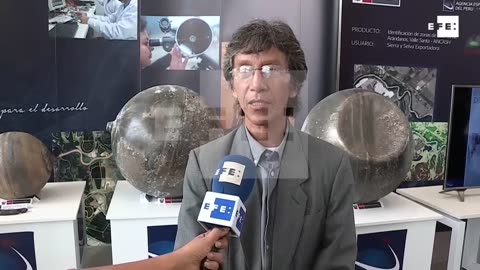 Perú muestra esferas de metal caídas del cielo en la región sureña de Puno
