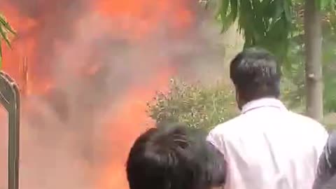 উত্তরায় মাইলস্টোন কলেজের উপর বিমান বাহিনীর প্রশিক্ষণ বিমান বিধ্বস্ত – বহু হতাহতের আশঙ্কা