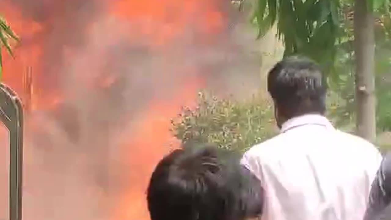 উত্তরায় মাইলস্টোন কলেজের উপর বিমান বাহিনীর প্রশিক্ষণ বিমান বিধ্বস্ত – বহু হতাহতের আশঙ্কা