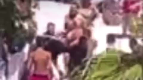 Grushte shkelma dhe sende të forta/ Pamje të reja nga konflikti i djeshëm në Ksamil
