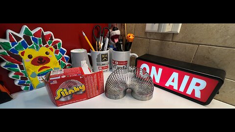 The Original Slinky Walking Spring Toy, 2.75-inch Diameter Metal Slinky, Fidget Toys GiZ WiZ