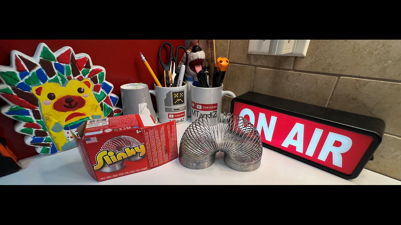 The Original Slinky Walking Spring Toy, 2.75-inch Diameter Metal Slinky, Fidget Toys GiZ WiZ