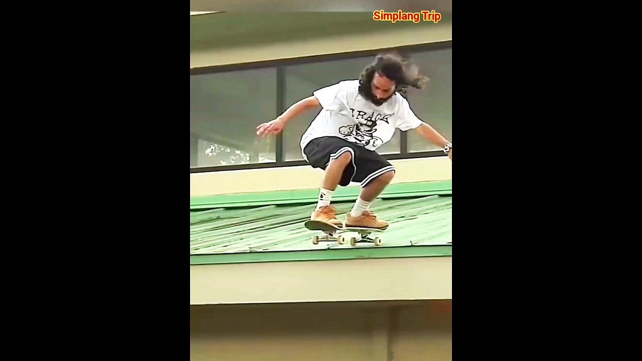 Simplang Trip 136: Man skating jump accidentally fell down to leg raises exercise.