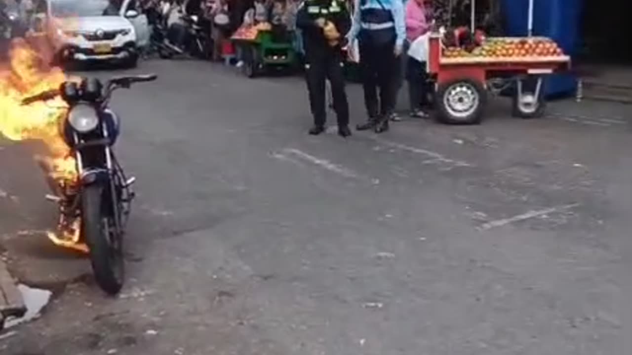 Motocicleta incinerada