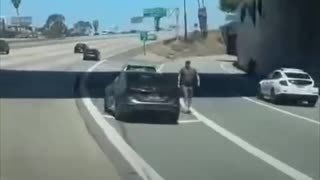 Huyen tras provocar accidente en una autopista