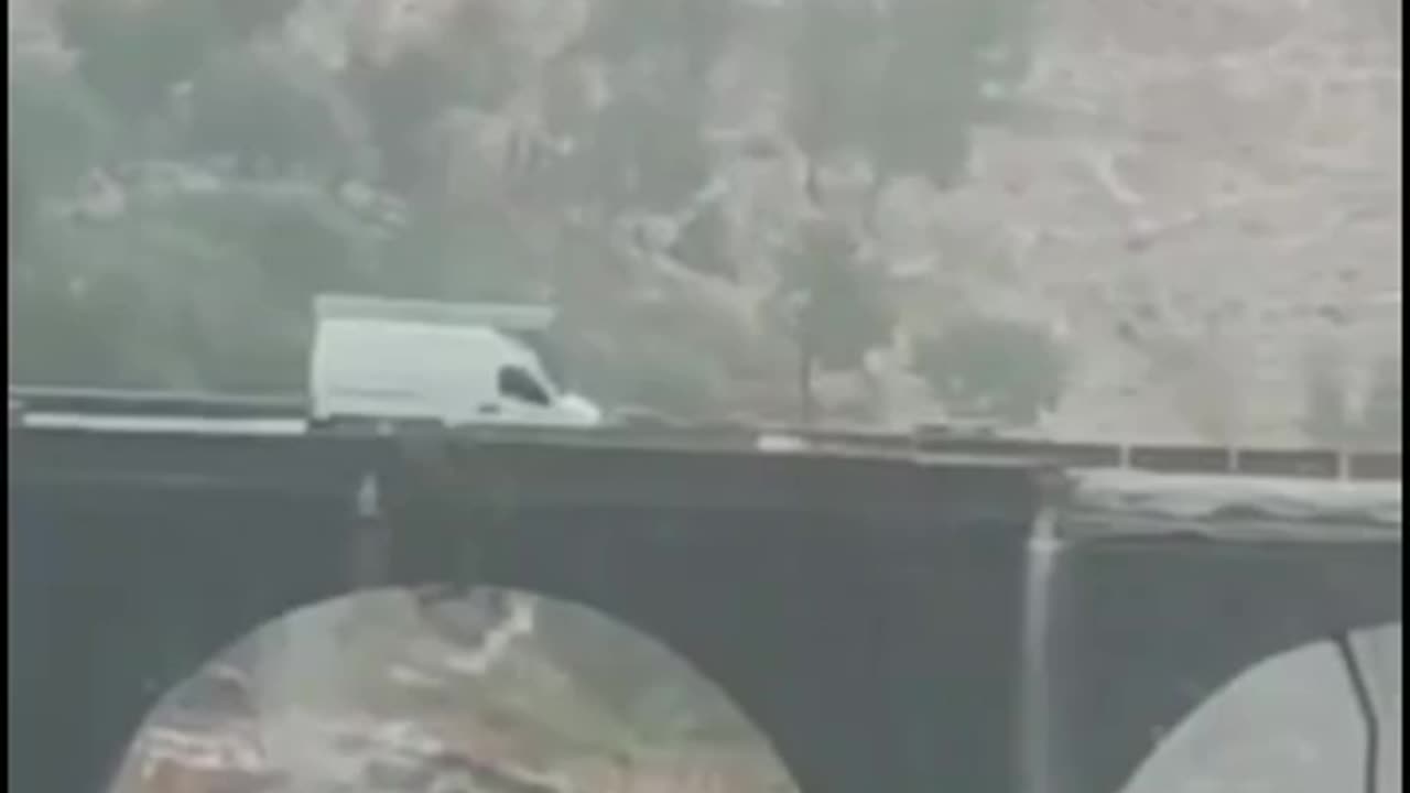 Momente dramatike në Siçili/ Ura shembet ndërsa makinat po kalonin
