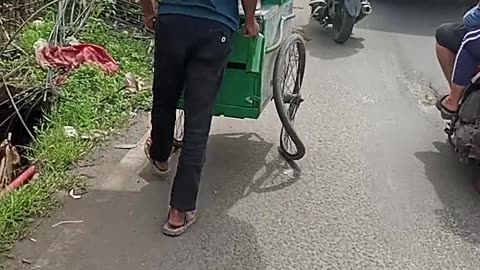 Vendor's Cart has Wildly Warped Wheel