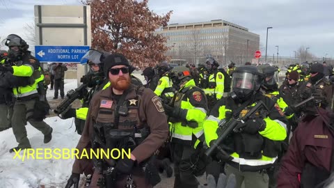 Một nữ người biểu tình phản đối ICE la hét khi một cảnh sát tiểu bang