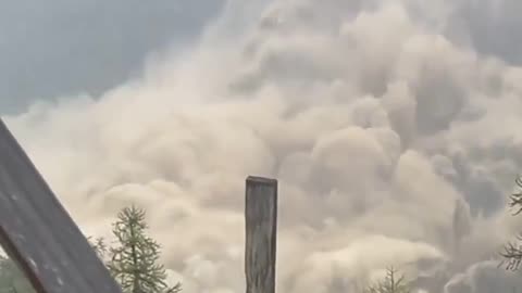 🚨 Switzerland: Blatten declares ‘special situation’ as glacier collapses 👀