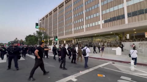 🚨🚨 Police are now clearing the area with physical force LA RIOTS