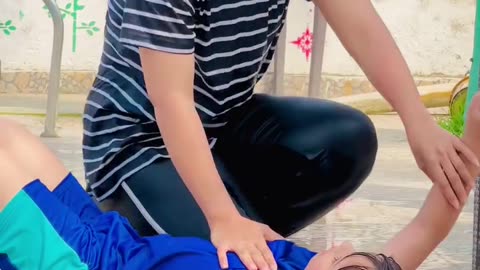 Bache ko cpr dena tha 🤣