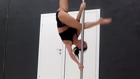 Pole acrobat