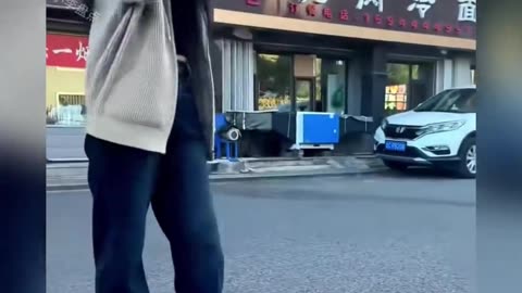 盘点来自捡到一百块的执着，这意力，没得说 #犟种 #意想不到 #专治不开心 #看一遍笑一遍 #搞笑