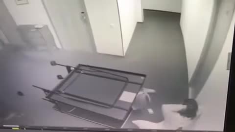 Deux filles font des selfies sur une table de ping-pong