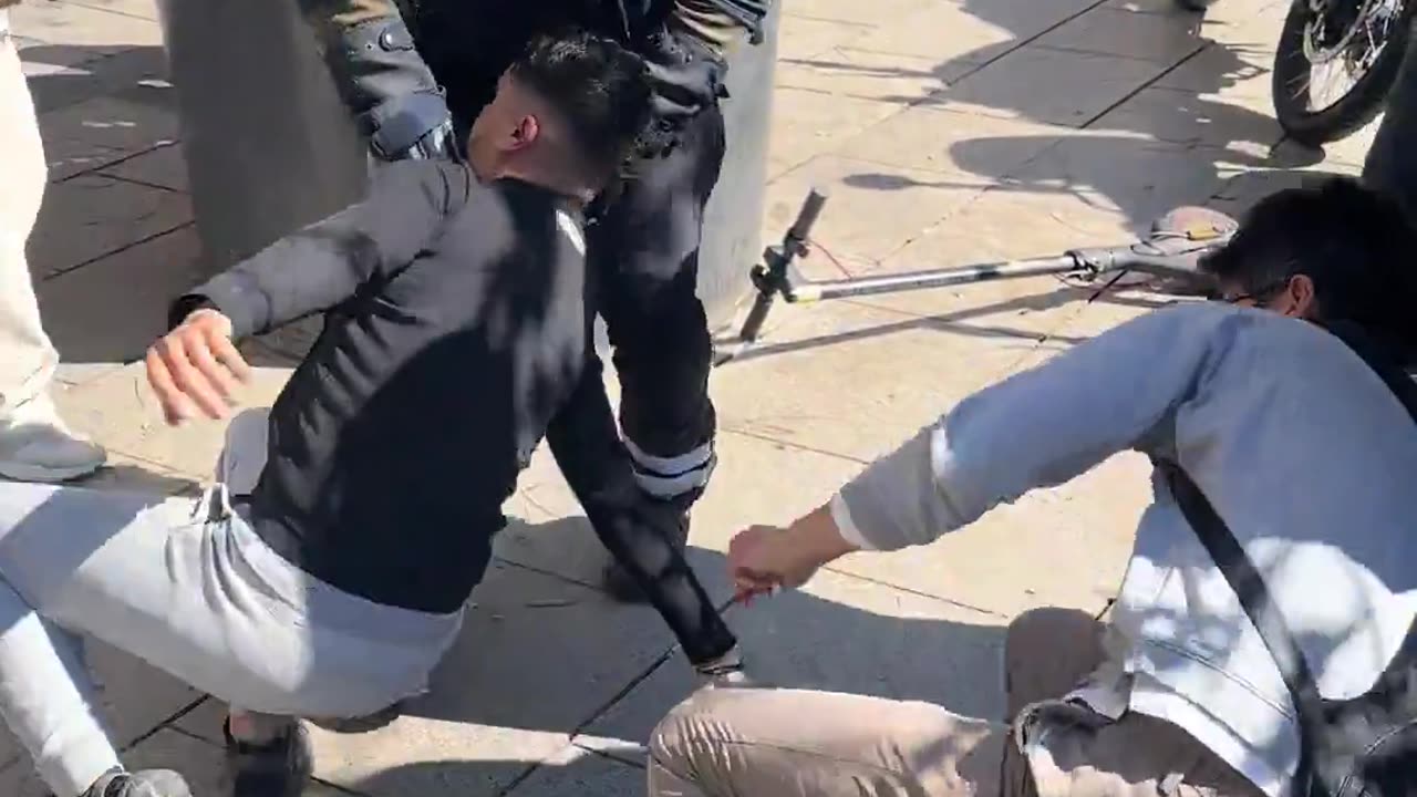 🇪🇸 A Chinese photographer had his camera stolen in Spain.