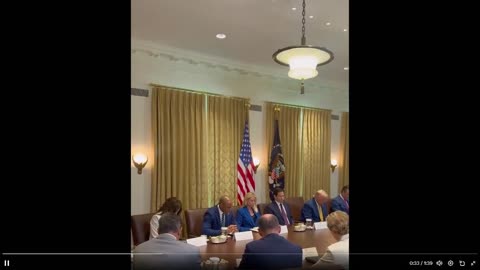 Nội các của Tổng thống Trump cầu nguyện cho người dân Texas.