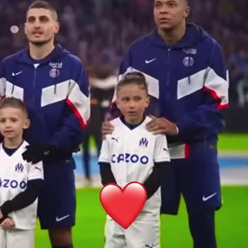 Players protect mascots from bad weather ❤️