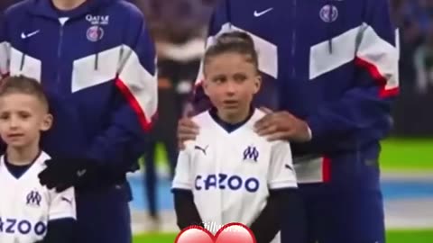 Players protect mascots from bad weather ❤️