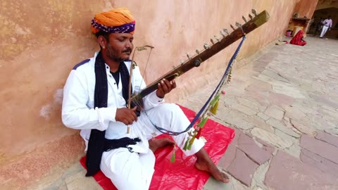 Musiker spielt eine indische Esraj | Short