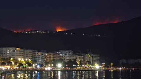 Skuqet maja e Shashicës nga flakët, zjarri u afrohet zonave të banuara