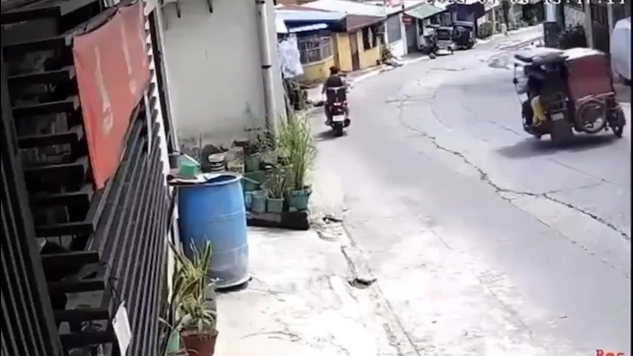 Garbage Truck Driver Dies After Crashing Into Home and Store in Rizal, Philippines