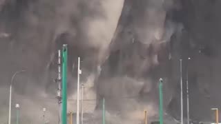 The M5.6 earthquake less than an hour ago has triggered landslides on the Costa Verde in Lima, Peru