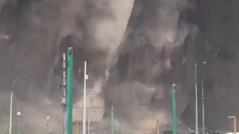 The M5.6 earthquake less than an hour ago has triggered landslides on the Costa Verde in Lima, Peru