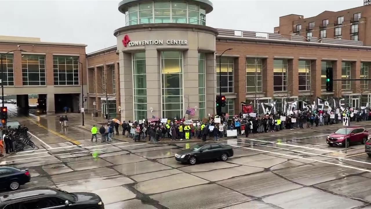 Huge crowds wait at Elon Musk's town hall in Green Bay while paid protesters embarrass themselves