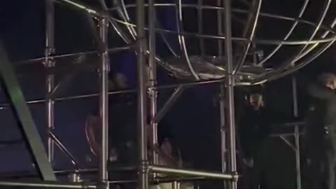 ¡CASI UNA TRAGEDIA! El terrible ACCIDENTE de Katy Perry en pleno concierto 😨