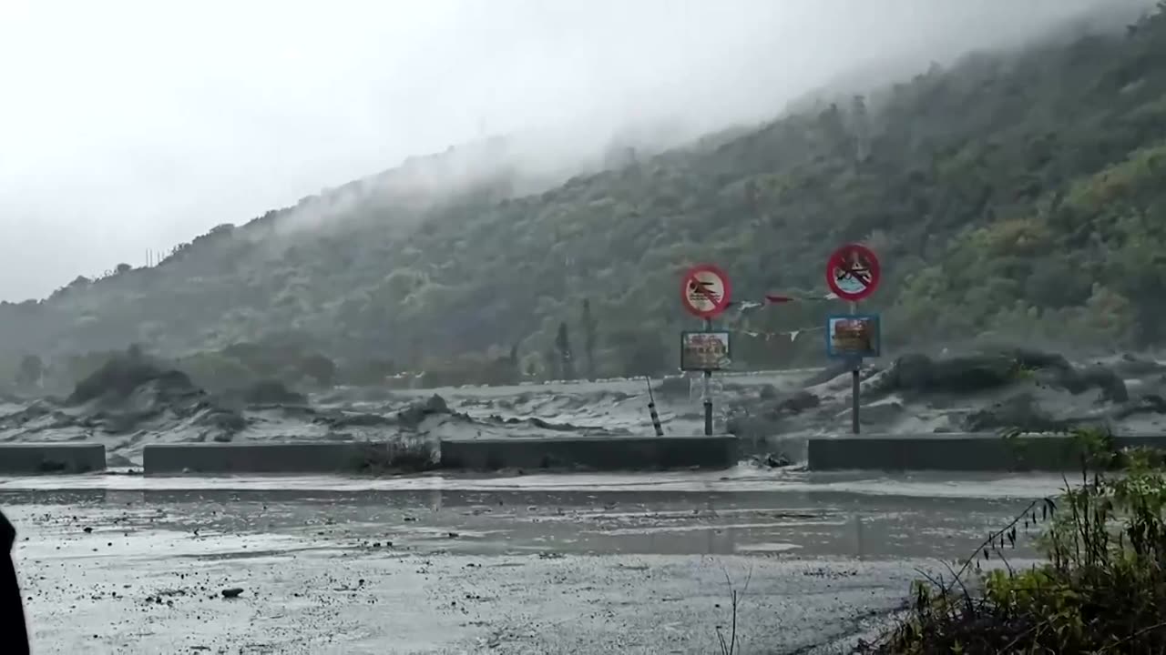 Typhoon Ragasa downpours cause lake barrier to burst in Taiwan