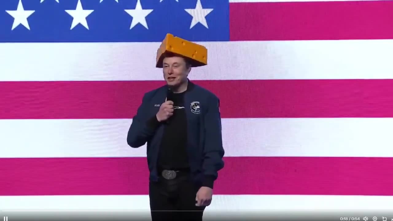 BREAKING: Elon Musk lên sân khấu ở Wisconsin và ném một chiếc mũ Cheesehead có chữ ký vào đám đông 🧀