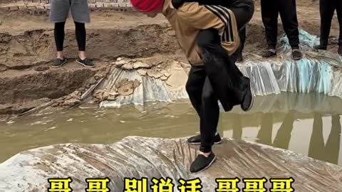 Blindfolded challenge of the S-bend in the puddle Zhu Bajie carries his wife on his back!