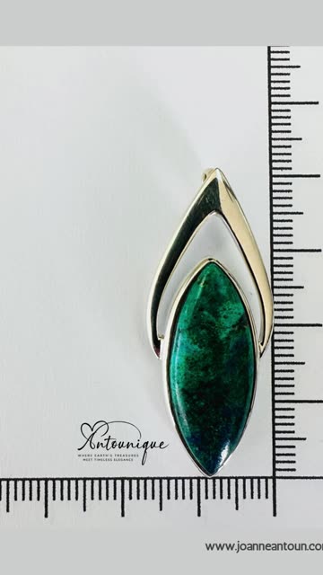 Azurite & Malachite Pendant⁣ 💙💚 ⁣ #CrystalJewellery #HealingCrystals #WearYourEnergy